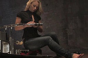 三个护士给老汉吃喂奶水